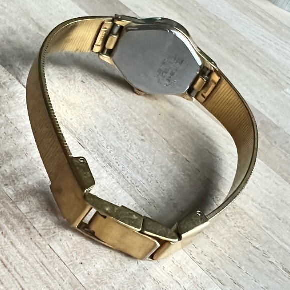 Seiko ladies black dial gold tone dress watch NEW BATTERY main image 9